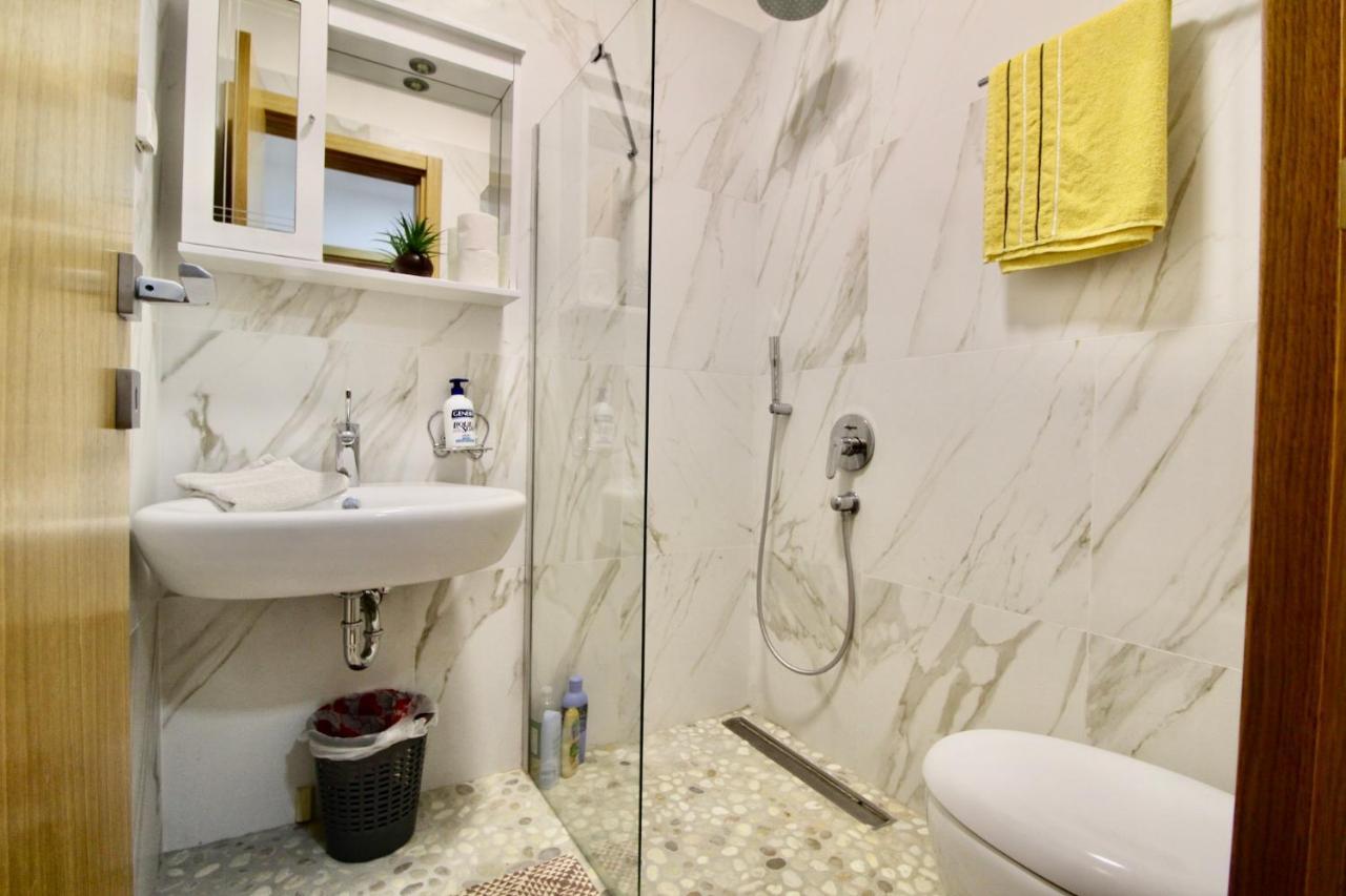 2Bd New Dobrota Apt With Bay Views 科托尔 外观 照片